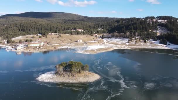 Vista Aérea Invierno Del Embalse Dospat Cubierto Hielo Región Smolyan — Vídeos de Stock