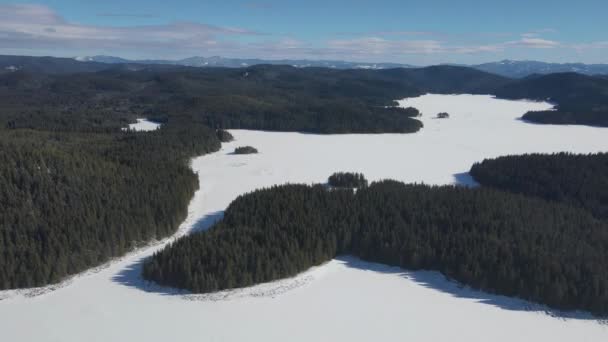 Αεροφωτογραφία Χειμώνα Του Shiroka Polyana Wide Meadow Reservoir Καλύπτονται Πάγο — Αρχείο Βίντεο