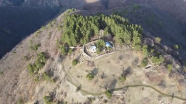 Bulgaristan 'ın Pazardzhik Bölgesi' nin Dorkovo kasabası yakınlarındaki Antik Tsepina kalesinin hava manzarası