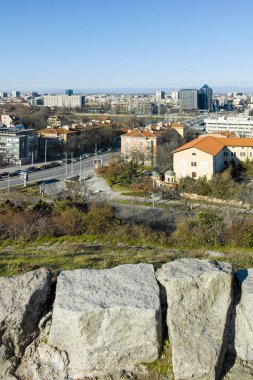 PLOVDIV, BULGARIA - 2 Ocak 2022: Bulgaristan 'ın Nebet Tepe tepesinden Filibe kentinin şaşırtıcı Panoramik Manzarası