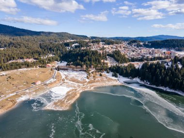 Bulgaristan 'ın Smolyan Bölgesi, buzla kaplı Dospat Baraj Havzası kış manzarası