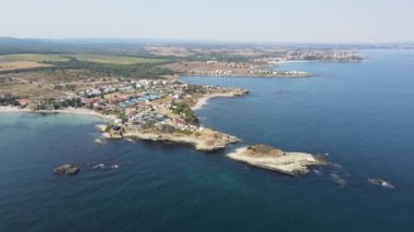 Bulgaristan 'ın Burgaz Bölgesi' nin Çarevo kasabası yakınlarındaki Arapya plajı yakınlarındaki kuş adasının hava manzarası 