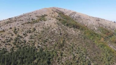 Bulgaristan 'ın Pernik bölgesindeki Lyubash Dağı' nın İnanılmaz Sonbahar Manzarası