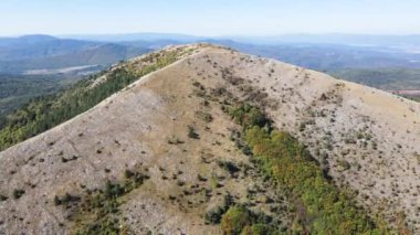Bulgaristan 'ın Pernik bölgesindeki Lyubash Dağı' nın İnanılmaz Sonbahar Manzarası