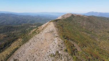 Strazha Dağı, Pernik Bölgesi, Bulgaristan 'ın İnanılmaz Sonbahar Manzarası