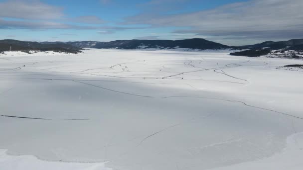 Luftaufnahme Des Batak Stausees Winter Mit Eis Bedeckt Pazardzhik Region — Stockvideo