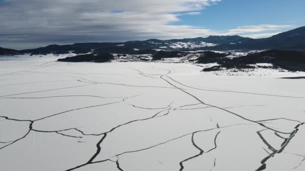 공중에서 겨울눈으로 바탁족 저수지 얼음으로 불가리아 파자르지크 — 비디오