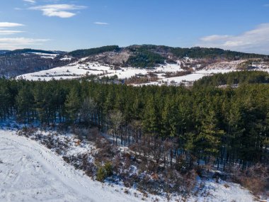 Lyulin Dağı 'nın kar kaplı havadan görünüşü, Sofya Şehir Bölgesi, Bulgaristan