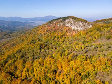 Bulgaristan 'ın Pernik Bölgesi, Kamenititsa zirvesi yakınlarındaki Erul dağının şaşırtıcı sonbahar manzarası