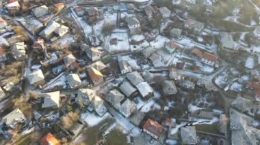 Bulgaristan 'ın Blagoevgrad bölgesindeki Otantik 19. yüzyıl evleriyle Dolen Köyü' nün hava manzarası