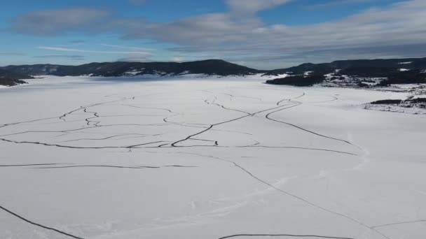 保加利亚Pazardzhik地区覆盖着冰的巴塔克水库冬季空中景观 — 图库视频影像
