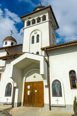 KLISURA, BULGARIA - 5 Şubat 2022: Ortodoks Klisura Manastırı, Bulgaristan 'ın Sofya İl Bölgesi Lyulin Dağı' ndaki Saint Parascheva 'ya adanmıştır