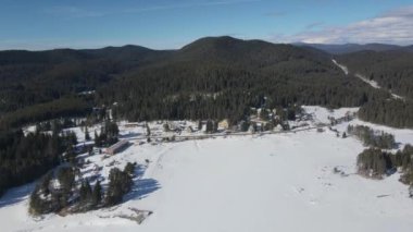 Bulgaristan 'ın Buzdan Pazardzhik Bölgesi ile kaplı Shiroka polyana' nın (geniş çayır) kış manzarası