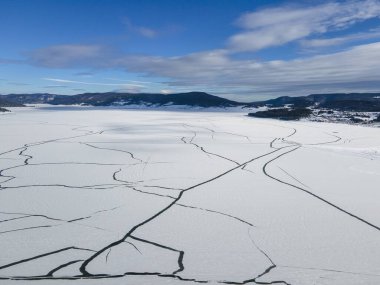 Bulgaristan 'ın Pazardzhik Bölgesi, buzla kaplı Batak Barajı' nın kış manzarası