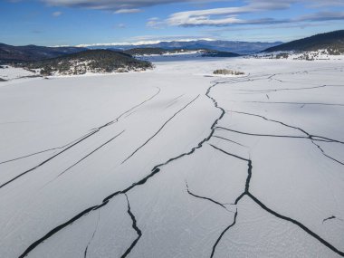 Bulgaristan 'ın Pazardzhik Bölgesi, buzla kaplı Batak Barajı' nın kış manzarası