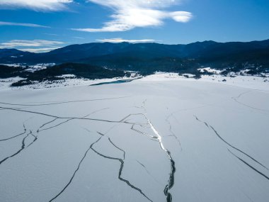Bulgaristan 'ın Pazardzhik Bölgesi, buzla kaplı Batak Barajı' nın kış manzarası
