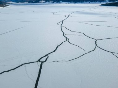Bulgaristan 'ın Pazardzhik Bölgesi, buzla kaplı Batak Barajı' nın kış manzarası