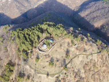 Bulgaristan 'ın Pazardzhik Bölgesi' nin Dorkovo kasabası yakınlarındaki Antik Tsepina kalesinin hava manzarası