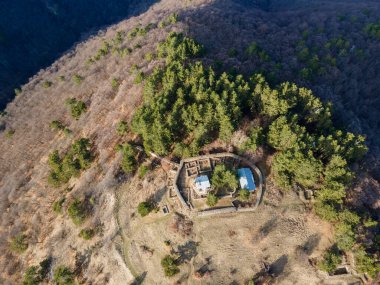 Bulgaristan 'ın Pazardzhik Bölgesi' nin Dorkovo kasabası yakınlarındaki Antik Tsepina kalesinin hava manzarası