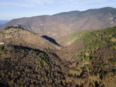 Bulgaristan 'ın Pazardzhik Bölgesi' nin Dorkovo kasabası yakınlarındaki Antik Tsepina kalesinin hava manzarası
