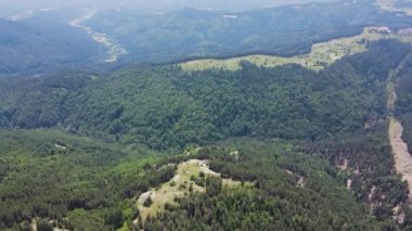 Bulgaristan 'ın Rila ve Rhodopes dağı arasındaki Yundola bölgesinin şaşırtıcı hava manzarası