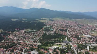 Bulgaristan 'ın Pazardzhik bölgesinin Velingrad kentinde bulunan ünlü spa beldesinin hava manzarası
