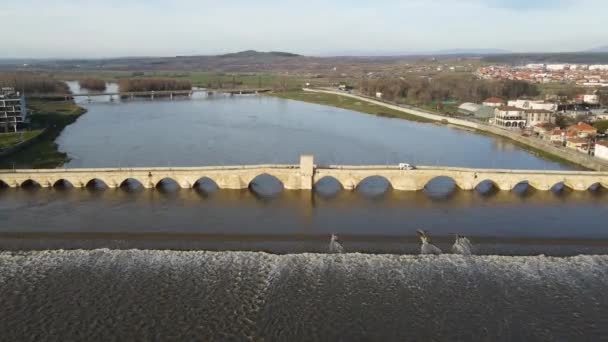 16世纪Mustafa Pasha桥 在保加利亚Haskovo地区Svilengrad镇Maritsa河上的空中景观 — 图库视频影像