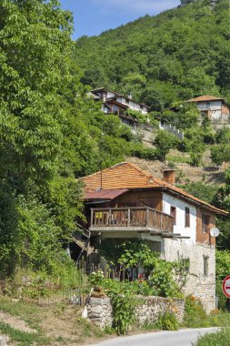 19. yüzyıldan kalma otantik evleri olan Delchevo köyü, Blagoevgrad bölgesi, Bulgaristan