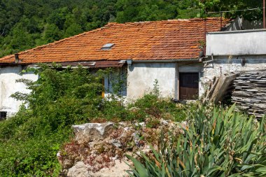 19. yüzyıldan kalma otantik evleri olan Delchevo köyü, Blagoevgrad bölgesi, Bulgaristan
