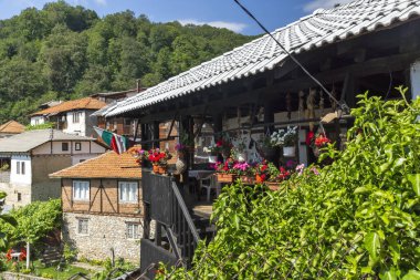 19. yüzyıldan kalma otantik evleri olan Delchevo köyü, Blagoevgrad bölgesi, Bulgaristan
