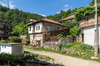 19. yüzyıldan kalma otantik evleri olan Delchevo köyü, Blagoevgrad bölgesi, Bulgaristan