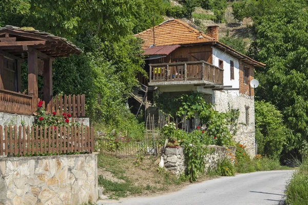 19. yüzyıldan kalma otantik evleri olan Delchevo köyü, Blagoevgrad bölgesi, Bulgaristan