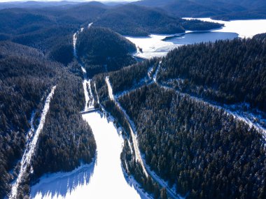 Bulgaristan 'ın Buzdan Pazardzhik Bölgesi ile kaplı Bekika Barajı' nın kış manzarası