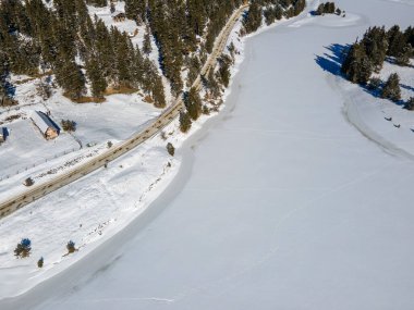Bulgaristan 'ın Buzdan Pazardzhik Bölgesi ile kaplı Bekika Barajı' nın kış manzarası