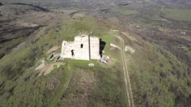 Bulgaristan 'ın Haskovo Bölgesi Matochina kasabası yakınlarındaki Ortaçağ Bukelon Kalesinin havadan görünüşü