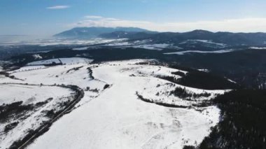 Lyulin Dağı 'nın kar kaplı havadan görünüşü, Sofya Şehir Bölgesi, Bulgaristan