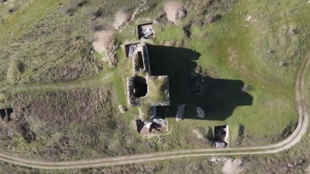 ブルガリア ハスコヴォ地方マトチナ村付近の中世ブークロン要塞跡の空中写真 — ストック動画