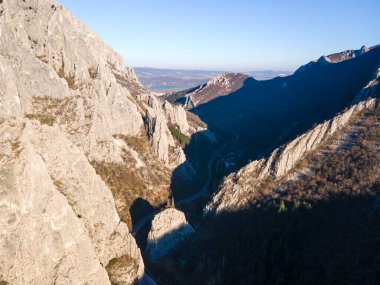 Balkan Dağları ve Vratsata Geçidi 'nin İnanılmaz Sonbahar Manzarası, Bulgaristan