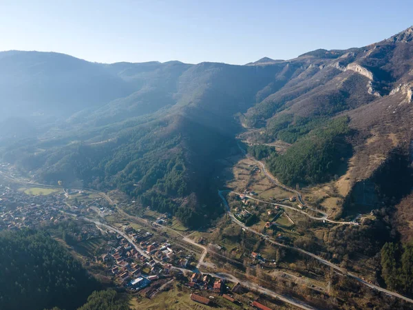 Balkan Dağları ve Vratsata Geçidi 'nin İnanılmaz Sonbahar Manzarası, Bulgaristan