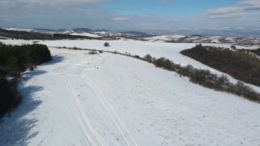 Lyulin Dağı 'nın kar kaplı havadan görünüşü, Sofya Şehir Bölgesi, Bulgaristan
