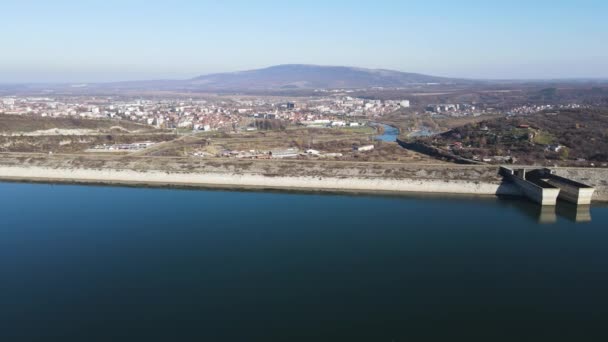 ブルガリア モンタナ州オゴスタ貯水池の空中ビュー — ストック動画