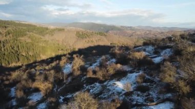 Bulgaristan 'ın Blagoevgrad bölgesindeki Otantik 19. yüzyıl evleriyle Dolen Köyü' nün hava manzarası