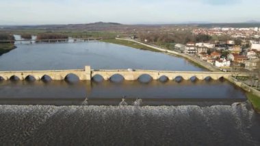 Bulgaristan 'ın Haskovo Bölgesi' nin Svilengrad kentindeki Maritsa nehri üzerindeki 16. yüzyıl Mustafa Paşa Köprüsü 'nün (Eski Köprü) havadan görünüşü