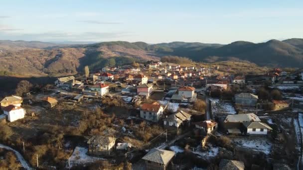 保加利亚Blagoevgrad地区纯正19世纪房屋的山羊村冬季空中景观 — 图库视频影像