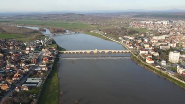 16世纪Mustafa Pasha桥 在保加利亚Haskovo地区Svilengrad镇Maritsa河上的空中景观 — 图库视频影像