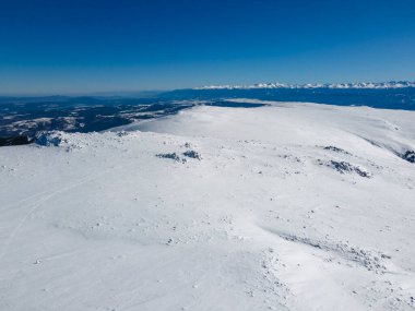 Bulgaristan 'ın Sofya kentinin Cherni Vrah tepesi yakınlarındaki Vitosha Dağı' nın hava kışı manzarası