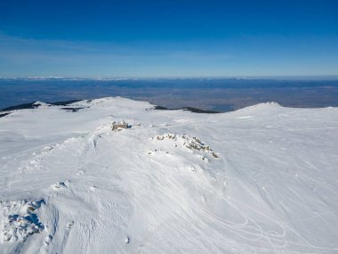 Bulgaristan 'ın Sofya kentinin Cherni Vrah tepesi yakınlarındaki Vitosha Dağı' nın hava kışı manzarası