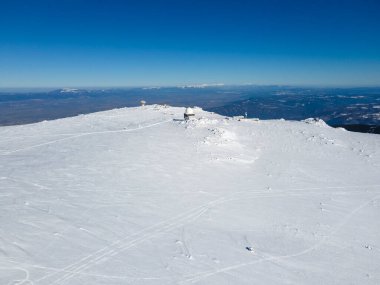 Bulgaristan 'ın Sofya kentinin Cherni Vrah tepesi yakınlarındaki Vitosha Dağı' nın hava kışı manzarası