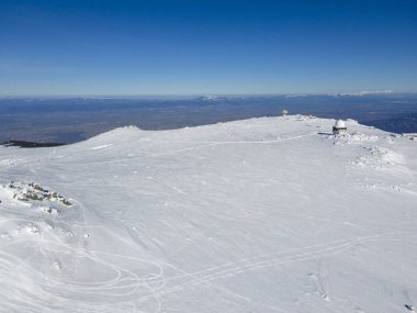 Bulgaristan 'ın Sofya kentinin Cherni Vrah tepesi yakınlarındaki Vitosha Dağı' nın hava kışı manzarası