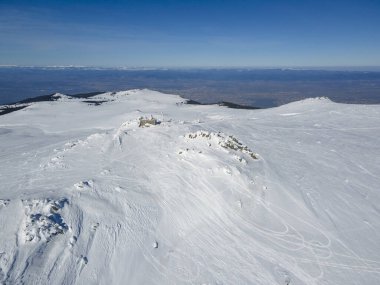 Bulgaristan 'ın Sofya kentinin Cherni Vrah tepesi yakınlarındaki Vitosha Dağı' nın hava kışı manzarası
